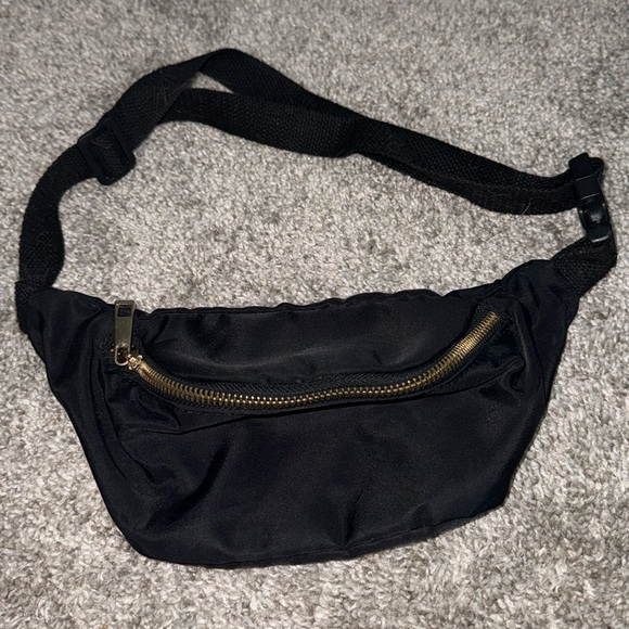 Forever 21 Black One Pocket Fanny Pack - Picture 1 of 3
